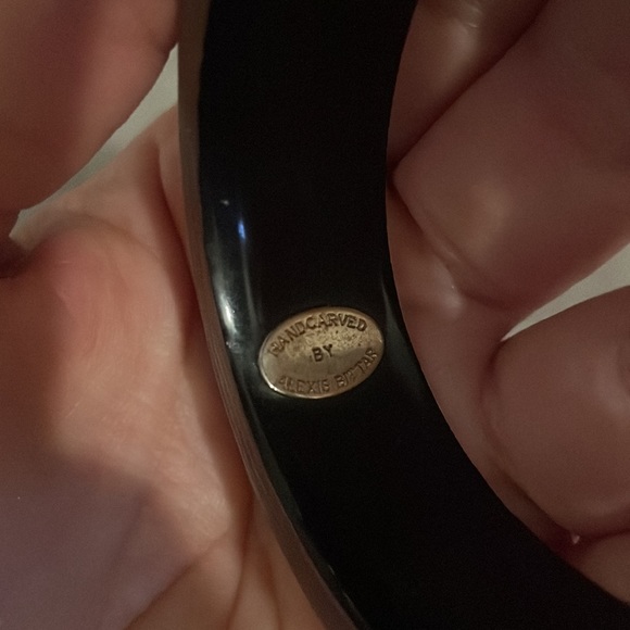 Lucite Hinged Bangle bracelet - Picture 4 of 4